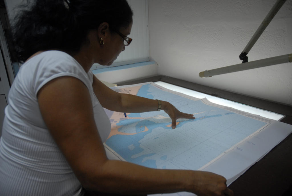 En la agencia de Cartografía náutica, una especialista hace correcciones y actualiza las cartas náuticas. Foto: Agustín Borrego Torres