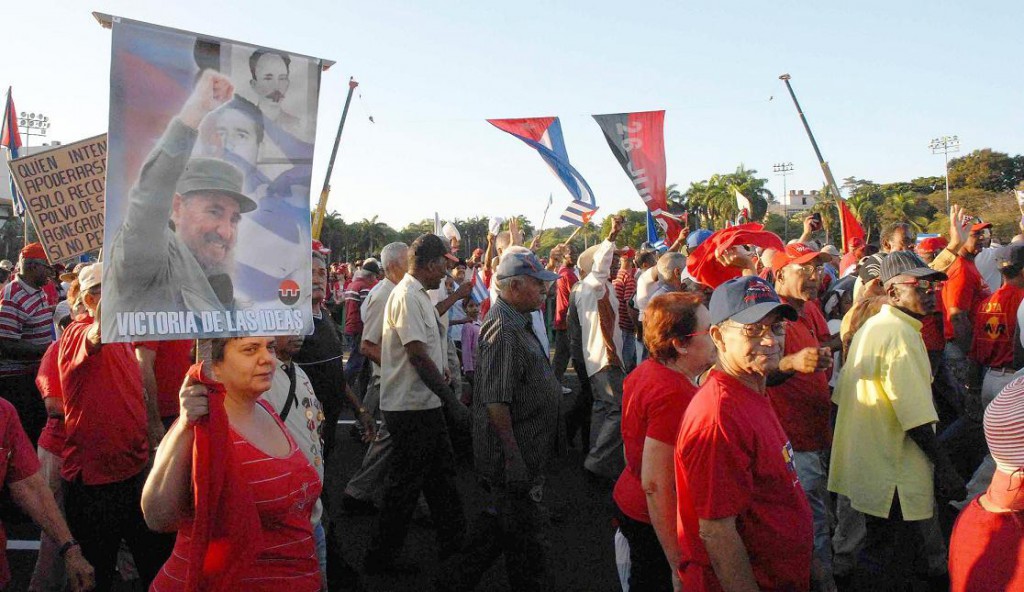 Desfile por el Primero de Mayo en Santiago de Cuba. 