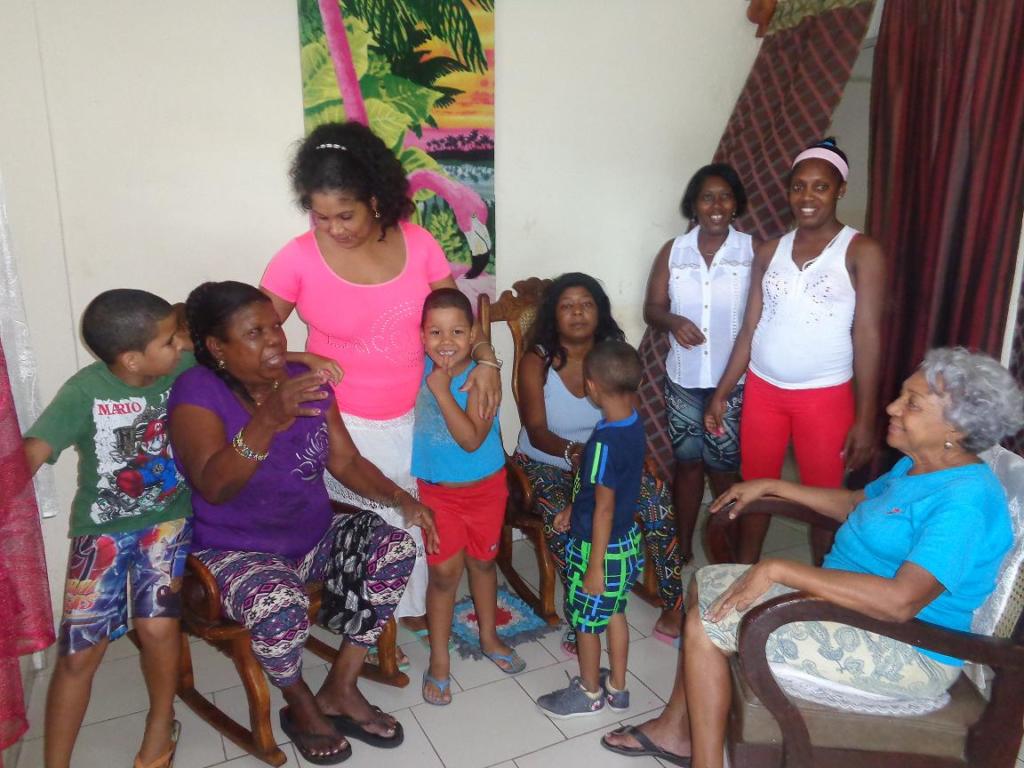 Onayda, sentada a la izquierda, comparte junto a su familia la felicidad que llegó a sus vidas
