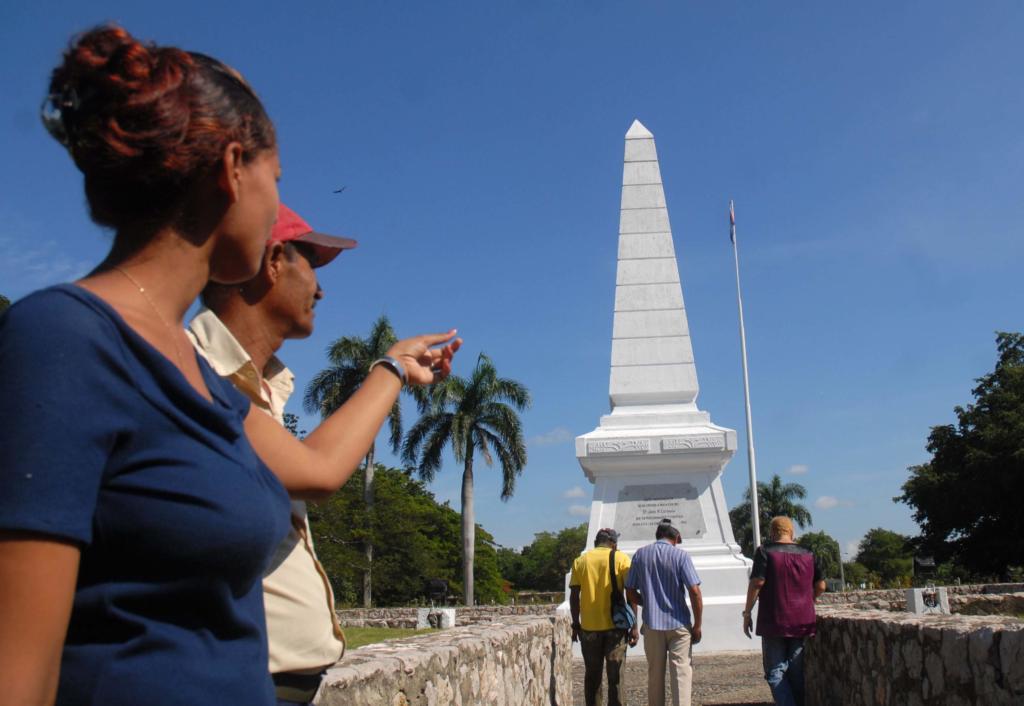 Visitantes en el Monumento en Dos Ríos, al nordeste del municipio Jiguaní, lugar donde cae en combate, un 19 de mayo de 1895, el maestro, poeta y revolucionario cubano José Martí. FOTO/Oscar ALFONSO SOSA