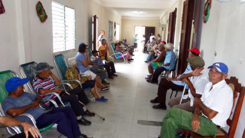 Los adultos mayores que acoge la Casa de Abuelos de Cumanayagua aseguran sentirse contentos y estar muy bien atendidos.