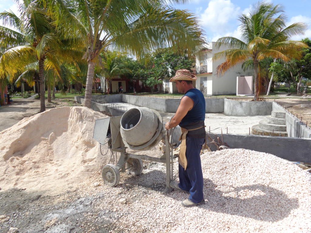 En el complejo de playa Blanca se trabaja en la terminación de la piscina y se reparó un bloque habitacional. Foto: Manuel Valdés Paz