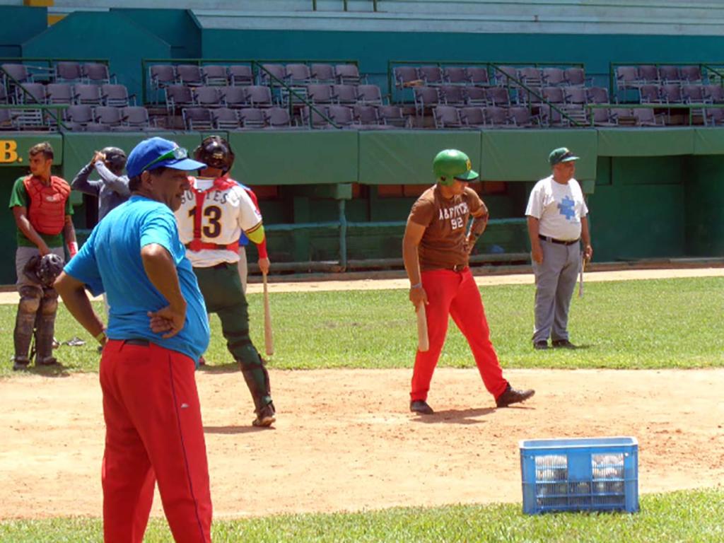 Primitivo Díaz Velázquez, a la izquierda, dirige el seleccionado pinareño que participa en el Torneo Nacional categoría Sub-23. Foto: Eduardo González Martínez