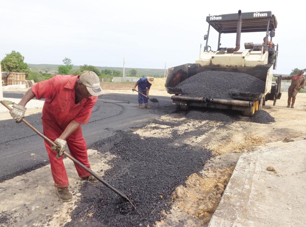 Cerca de 50 mil toneladas de asfalto se han empleado en el mejoramiento de diversos viales, con el apoyo vital de las provincias de Guantánamo y Granma. Foto: Betty Beatón Ruiz 