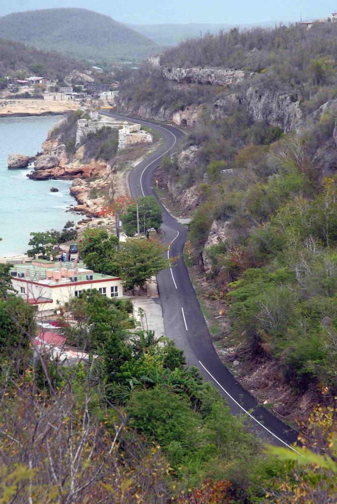 La carretera turística, enlace entre el paseo  marítimo y el malecón con la zona patrimo- nial de El Morro, recibió total remozamiento. Foto: Miguel Rubiera Jústiz 