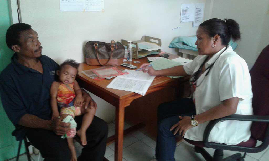 La Dra. Asteria Arlines Savín Díaz, Médico General Integral de Santiago de Cuba, atiende una niña en el Centro de Salud de Castle Bruce. en la Mancomunidad de Dominica, el 13 de septiembre de 2015. AIN FOTO/ Cortesía de la Brigada MÉDICA CUBANA/ rrcc