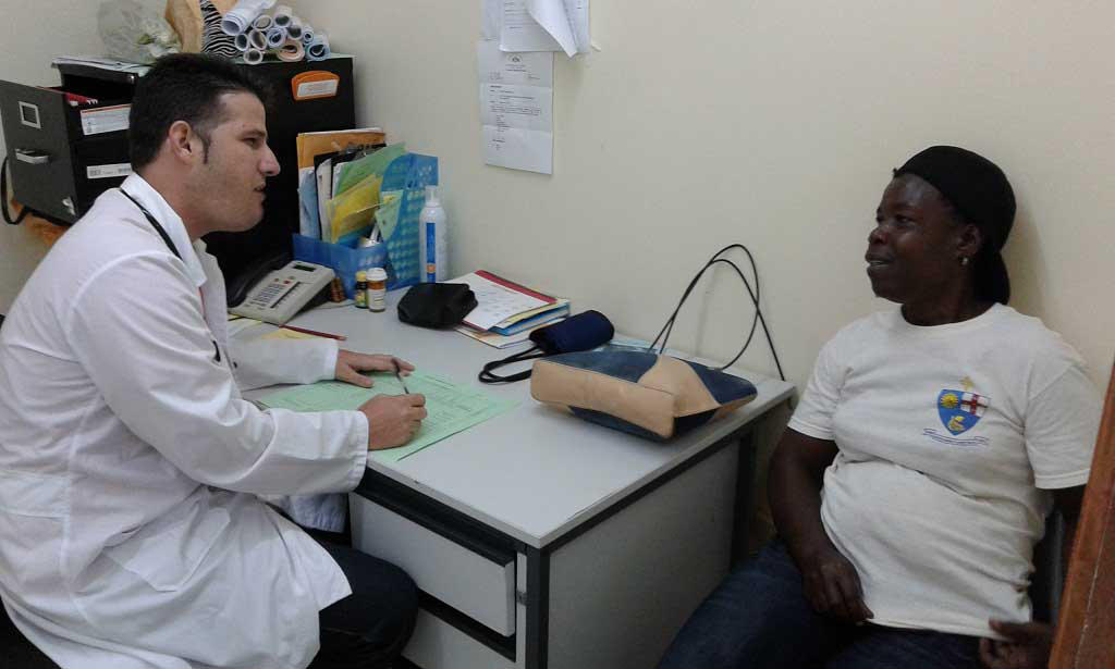El Dr.Yosdenys Esquijarrosa García, Médico General Integral de Pinar del Río, atiende una paciente en el Centro de Salud de Marigot, en la Mancomunidad de Dominica, el 13 de septiembre de 2015. AIN FOTO/ Cortesía de la Brigada MÉDICA CUBANA/ rrcc