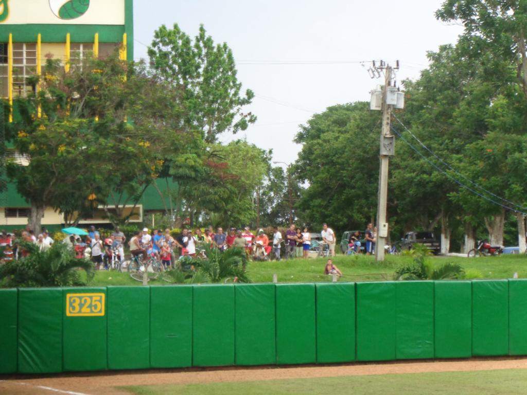 La lomita, elevación detrás las cercas del jardín izquierdo, es el lugar preferido por muchos para ver el juego.