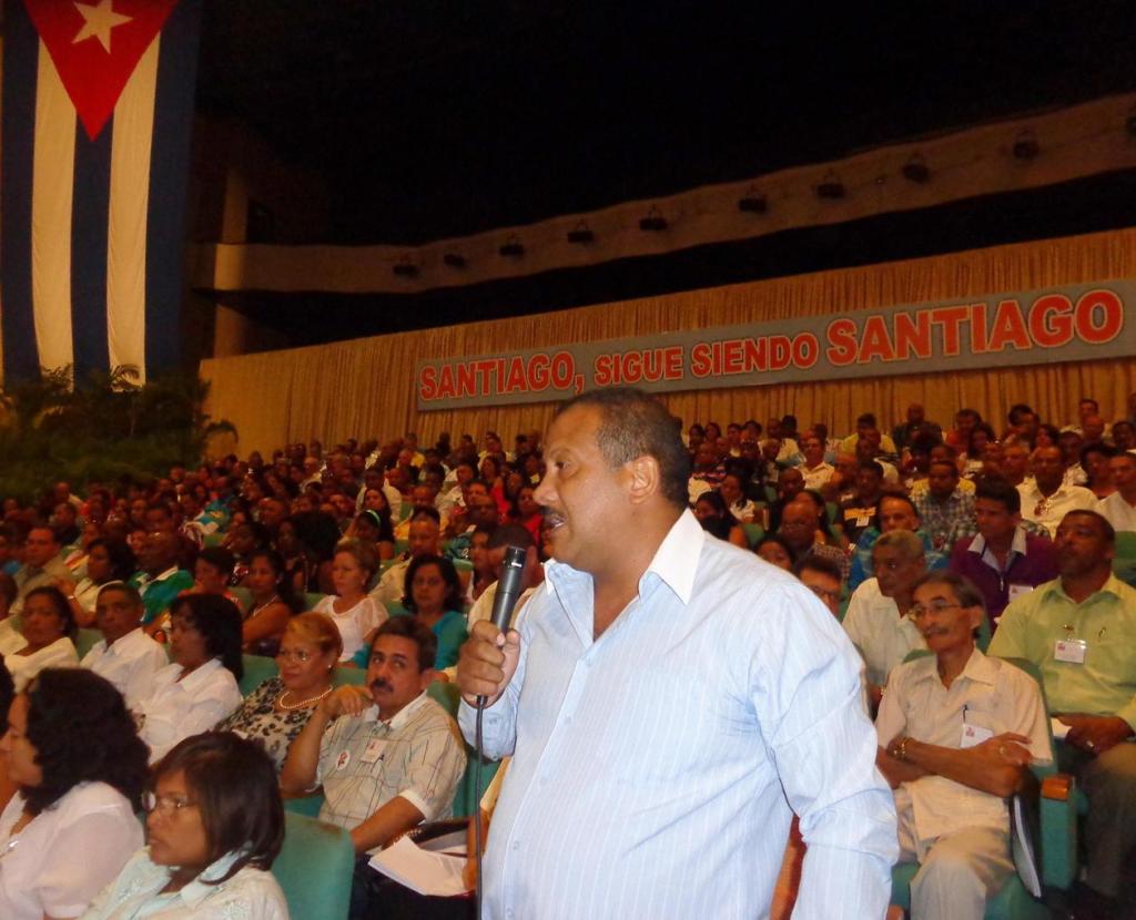A decir de uno de los delegados a la asamblea provincial la recuperación citrícola es una prioridad en el municipio de Contramestre. Foto: Betty Beatón Ruiz