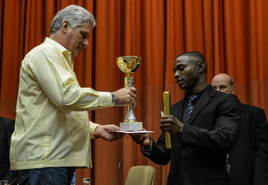 Miguel Díaz-Canel (I), Primer vicepresidente de los Consejos de Estado y de Ministros, entrega el reconocimiento como Mejor Atleta Masculino a Manrique Larduet ©, de Gimnasia Artística, en la categoría de deporte individual, durante la Gala de Premiación a los Mejores Exponentes del Deporte Cubano en el 2015, en el Palacio de las Convenciones ,en La Habana, el 23 de diciembre de 2015. ACN FOTO/Marcelino VAZQUEZ HERNANDEZ/sdl