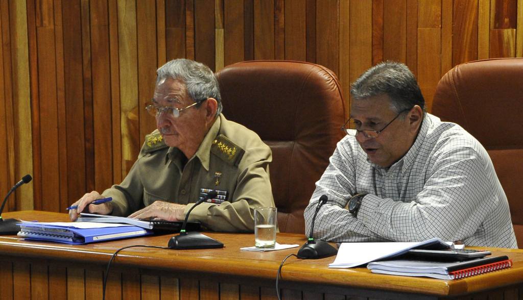 El General de Ejército Raúl Castro Ruz y Marino Murillo Jorge, vicepresidente del Consejo de Ministros y ministro de Economía y Planificación. Foto: Estudios Revolución 
