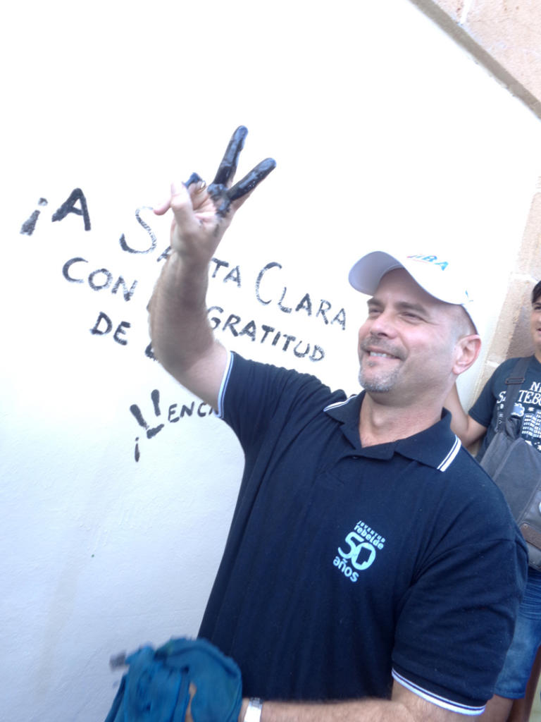 Gerardo pintó en Santa Clara y el símbolo de victoria quedó en la pared con sus huellas. Foto: Lourdes Rey Veitia