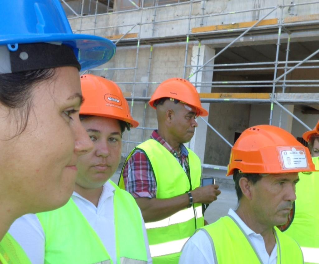 Leonardo Vidal (a la derecha), asocia buena parte de  la fluctuación laboral en Varadero a inconformidades salariales. Foto: Norys