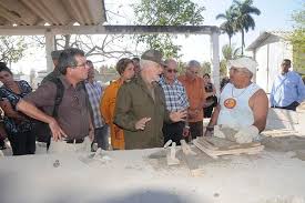 El chequeo a la fabricación local de materiales de construcción es permanente. En la foto, el Comandante de la Revolución Ramiro Valdés Menéndez. (Tomado de periódico Vanguardia)