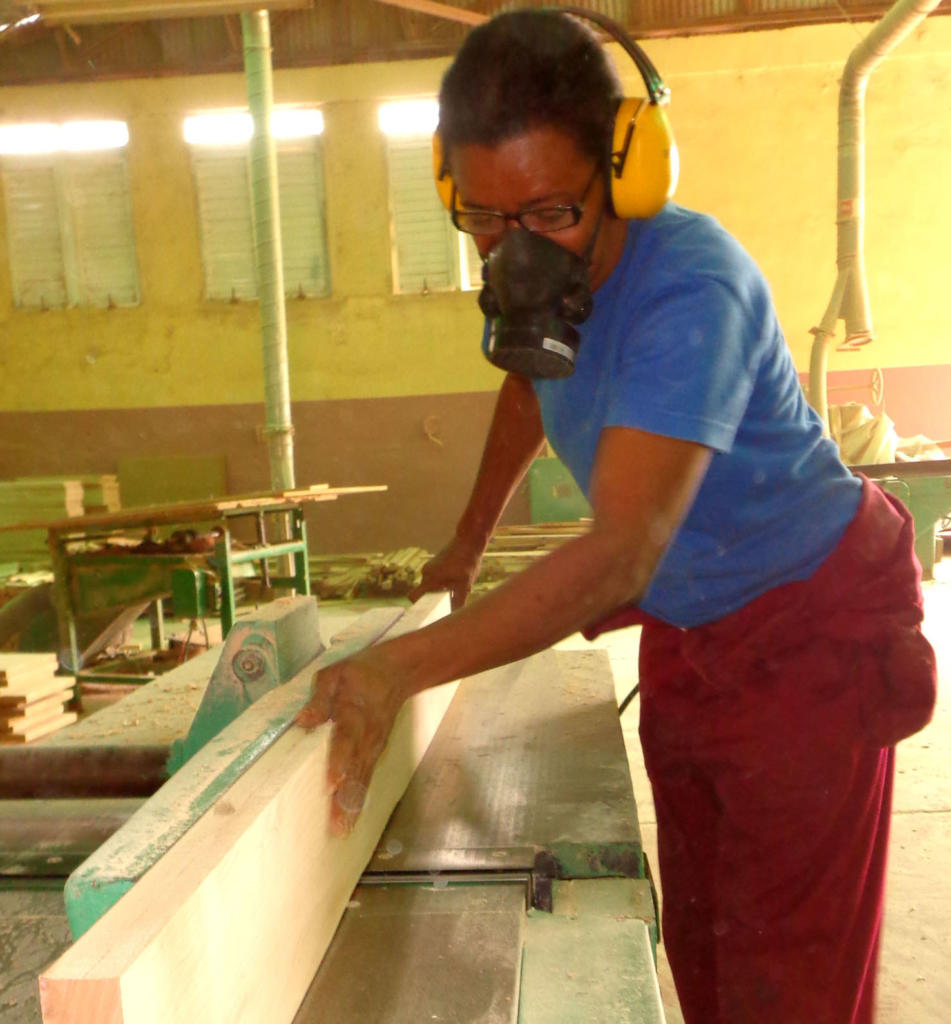 Adela, una de las pocas mujeres cubanas que desempeña el oficio de carpintera. Foto: José Luis Martínez Alejo