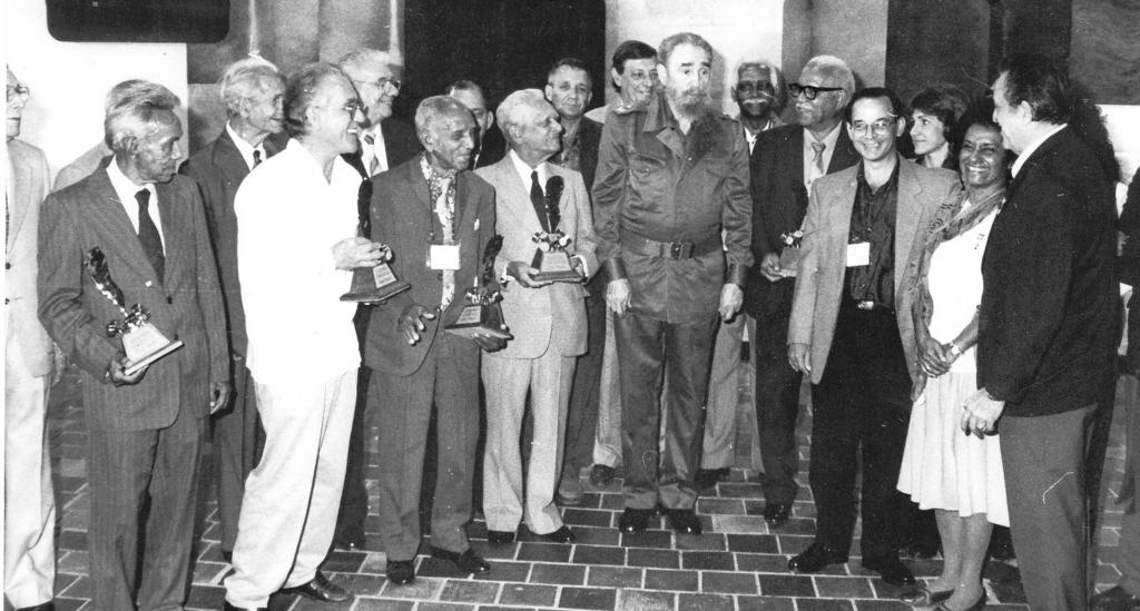 Fidel junto con ganadores del Premio Nacional de periodismo José Martí y otros invitados al VII Congreso de la Upec. Foto: Carlos Canovas