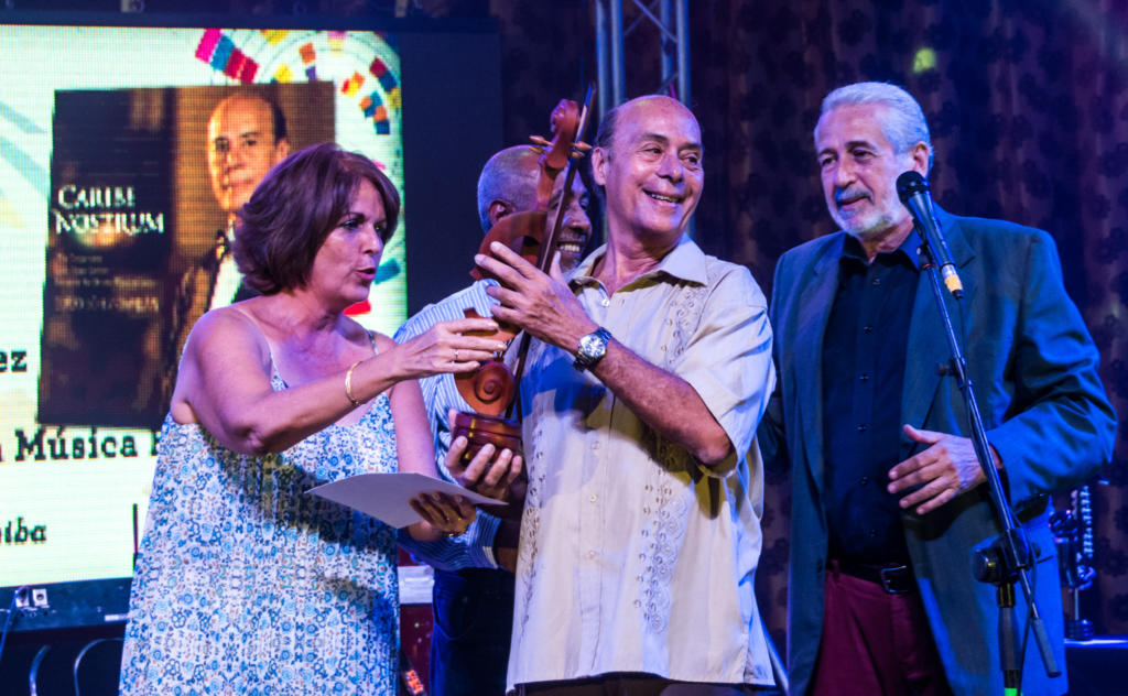Guido López-Gavilán del Rosario (C), director  de orquesta  y compositor, recibe el Gran Premio Cubadisco 2015, en el Salón Arcos de Cristal del Cabaret Tropicana, en La Habana, el 18 de mayo de 2016. ACN FOTO/Marcelino VAZQUEZ HERNANDEZ/rrcc