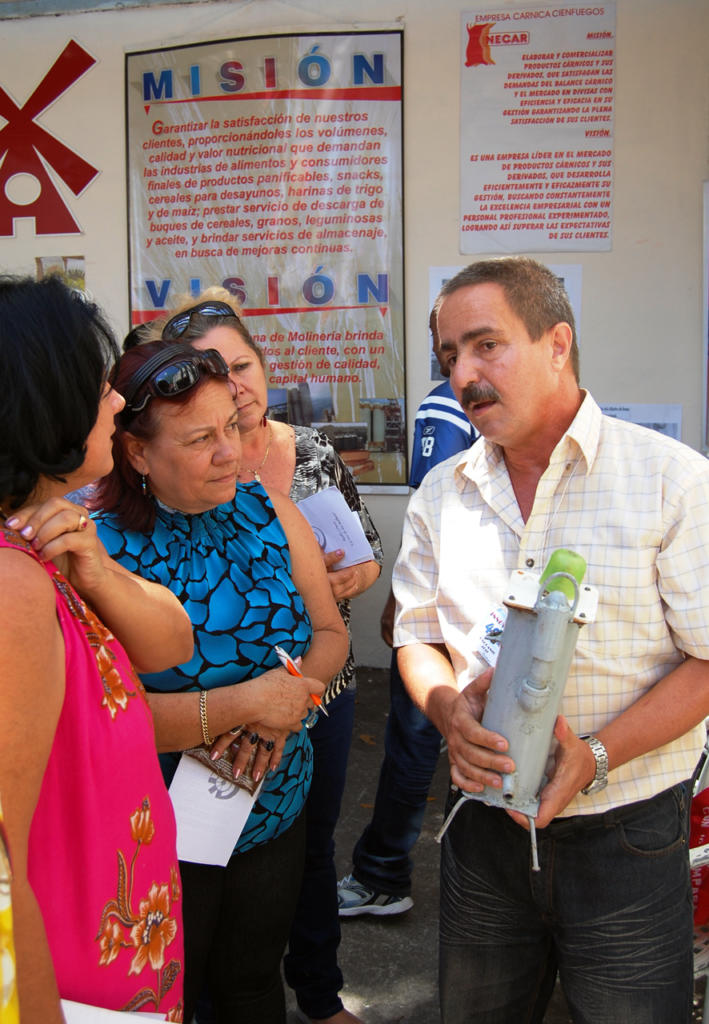 Ortelio González explicó detalladamente su inventiva a dirigentes del Partido, la CTC y la Asociación Nacional de Innovadores en la Expo ANir Aniversario 40, efectuada en Cienfuegos. 