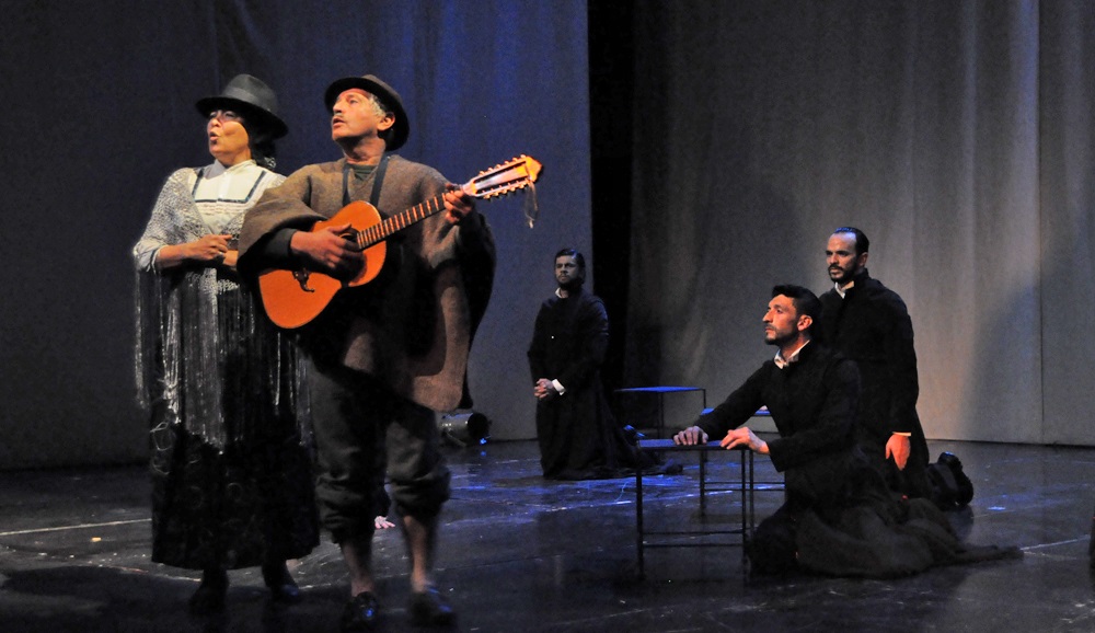 Teatro La Candelaria (Colombia) celebra con Camilo sus 50 años de trabajo creativo. La puesta es un hermoso ejercicio que apela al sentimiento a partir de una investigación profunda y comprometida. | fotos: Del autor
