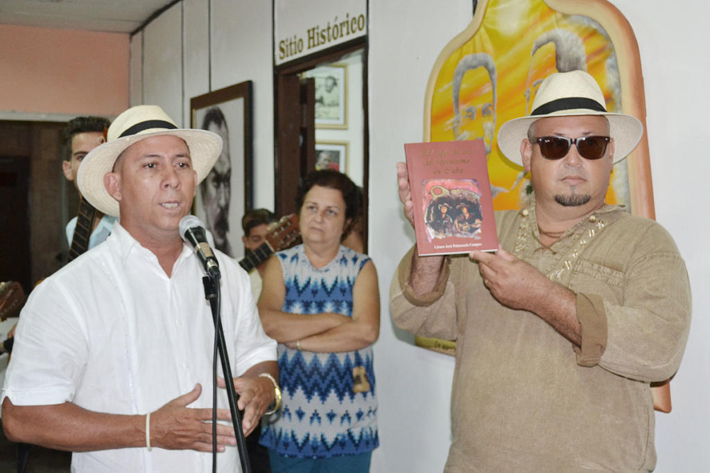 Lázaro Palenzuela y Rogelio Fundora, autores del libro El siglo de oro del repentismo en Cuba, durante la presentación del volumen en la redacción de Trabajadores. Foto: Eddy Martin