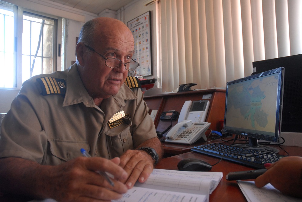 José Fernando Roca puede divisar el entorno marítimo en el puerto de La Habana desde su computadora. Foto: Agustín Borrego Torres.