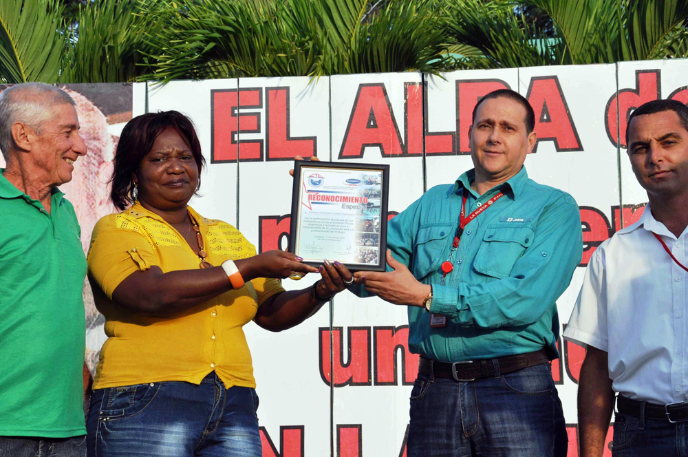 Instante en que entregan el reconocimiento a la refinería de petróleo de Cienfuegos. / Foto: Icel Morfa.