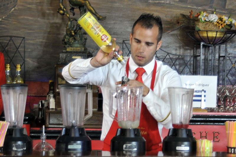 El barman cubano haciendo malabares con la deliciosa habana club. Foto: José Raúl Rodríguez Robleda