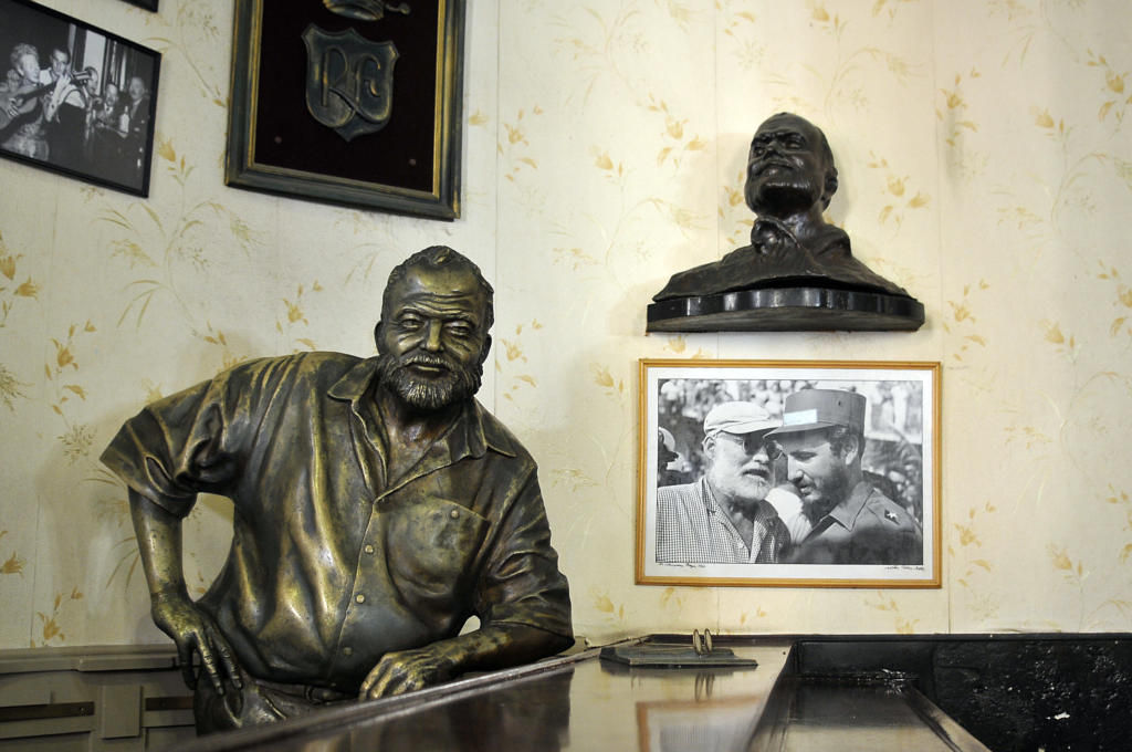 Hemingway en una de las equinas de la barra del Floridita. Foto: José Raúl Rodríguez Robleda