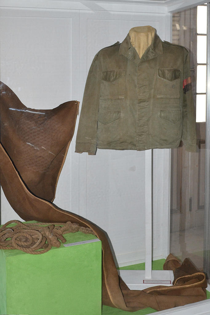 Soga, lona multipropósito y chaqueta, usadas durante la lucha insurreccional en la Sierra Maestra. (Colección: Museo de la Revolución). Foto: Eddy Martín 