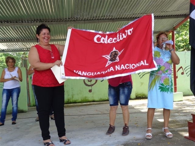 Representantes del colectivo recibieron la bandera de Vanguardia Nacional.  | Foto: Manuel Valdés