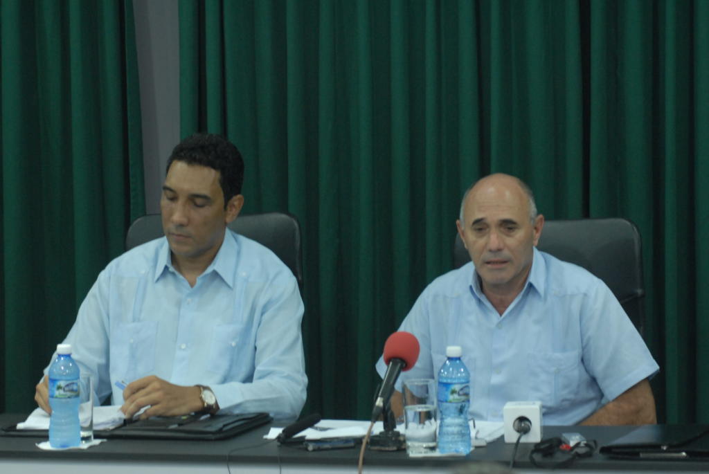 Eduardo Rodríguez Dávila, viceministro de Transporte (izquierda) y Alfredo Cordero Puig, Presidente del Instituto de la Aeronáutica Civil de Cuba (IACC). Foto: Heriberto González Brito.