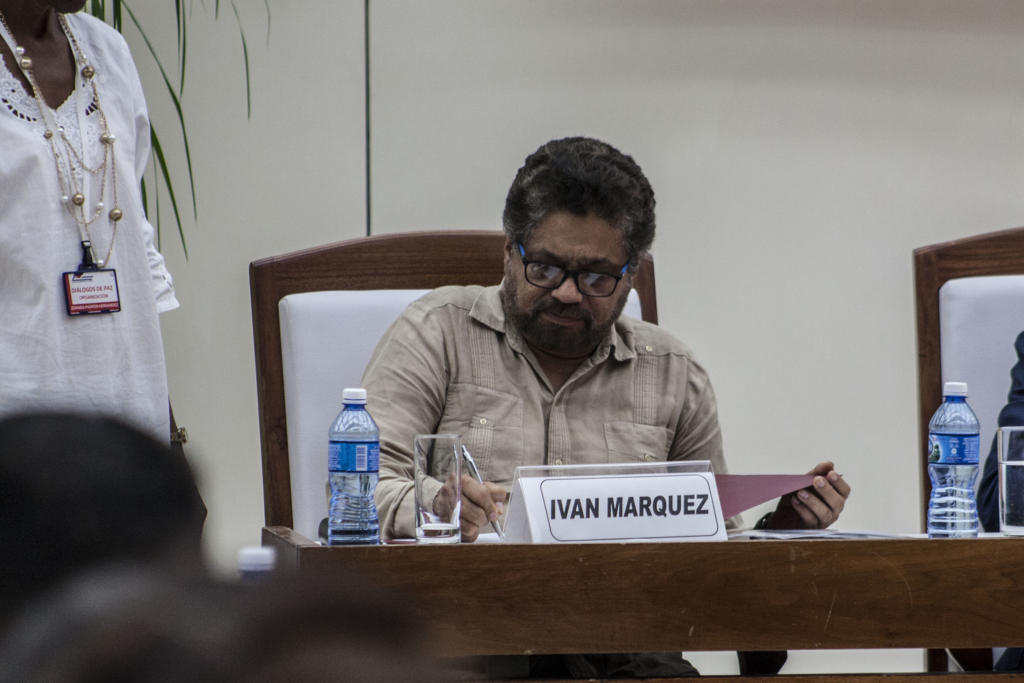 El Jefe de la delegación de las FARC-EP firmó el protocolo que instrumenta el acuerdo del cese al fuego, de Hostilidades bilateral y Definitivo y dejación de las armas. Fotos: René Pérez Massola
