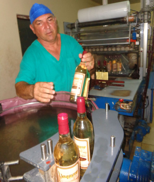 En la UEB de bebidas La Palma se fabrican productos inocuos para proteger la salud del consumidor, un sistema de gestión avalado por instituciones de inspección estatal. Foto: Martínez Alejo 