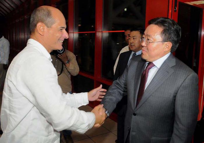 El Presidente de Mongolia, Tsakhiagiin Elbegdorj, fue recibido en el aeropuerto internacional José Martí, por el vicecanciller cubano Rogelio Sierra. Foto: Jose M. Correa