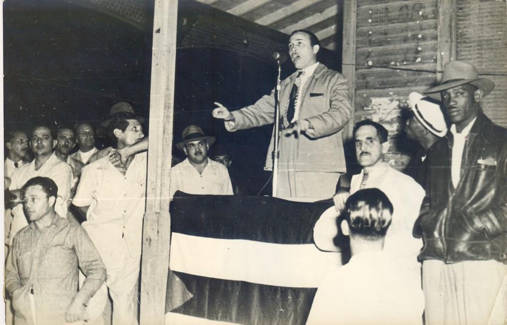 José María Pérez habla a los trabajadores.