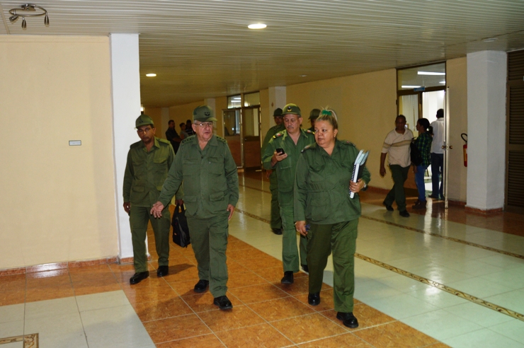 El Viceministro de las FAR, General de Cuerpo de Ejército Ramón Espinosa Martín, presidió las reuniones del Consejo de Defensa Provincial en Guantanamo. Foto: Louit