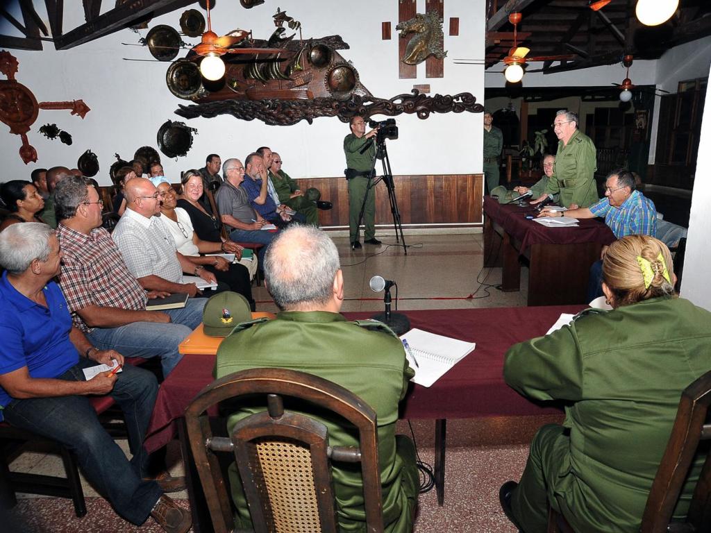 El General de Ejército participó en el Consejo de Defensa Provincial de Guantánamo realizado en Baracoa, al cual asistieron varios ministros y dirigentes nacionales y locales. Foto: Estudios Revolución