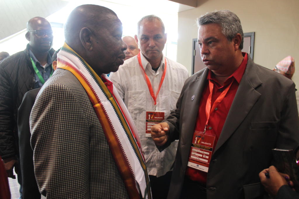 Guilarte De Nacimiento intercambia en Durban con Blade Nzimande, secretario general del Partido Comunista de Sudáfrica (SACP). Foto: De la autora