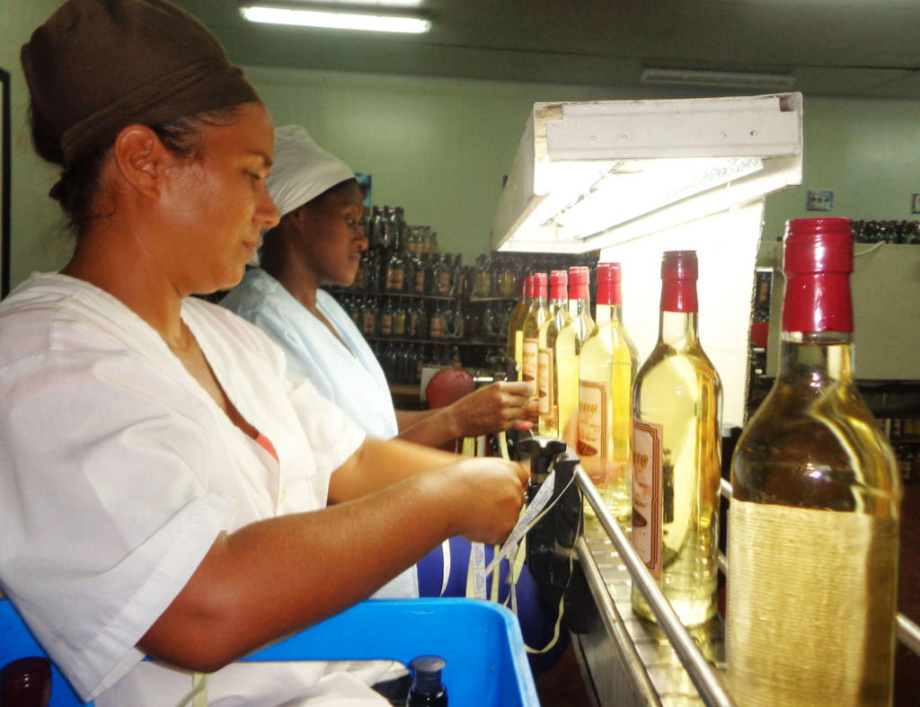 En la UEB de bebidas La Palma se fabrican productos inocuos para proteger la salud del consumidor, un sistema de gestión avalado por instituciones de inspección estatal. Foto: José Luis Martínez Alejo