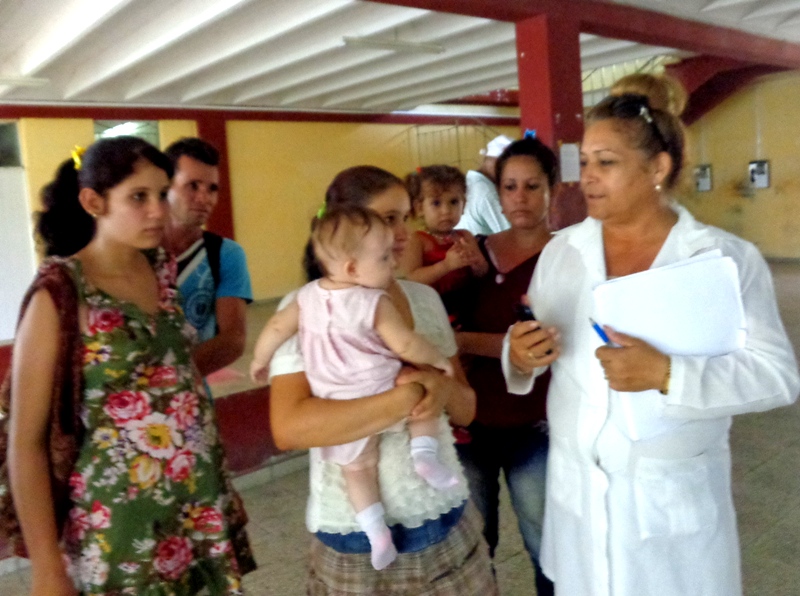La doctora Nersa, en el primer plano a la derecha, atiende a un grupo de beneficiarias. Foto: Jorge Pérez Cruz