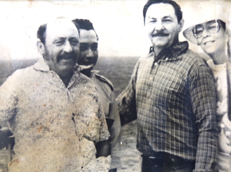 René Uranga Figueras, junto al General de Ejército Raúl Castro, Vilma Espín y otro compañero torrero. Foto: Cortesía de la familia Uranga
