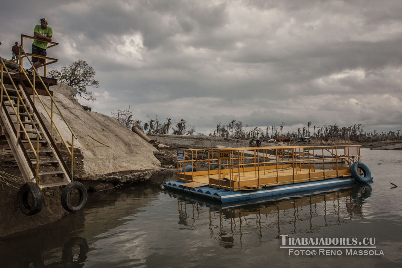 Se acondicionan dos patanas, con capacidad para trasladar 40 personas y 3.5 toneladas, hasta que se reconstruya el puente sobre el río Toa. Foto: Reno Massola 