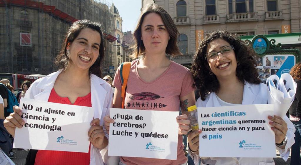 Movilización frente al congreso de científicas argentinas contra el ajuste en el sector Foto: Tomada de Agrupación Científicos y Universitarios Autoconvocados