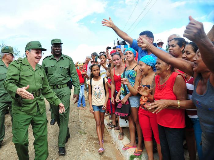 The Cuban President greeted the people accompanied by Army Corps General Ramón Espinosa Martín, deputy minister of the Revolutionary Armed Forces, and Denny Legrá Azahares, president of the Guantánamo Provincial Defense Council. Photo: Estudio Revolución
