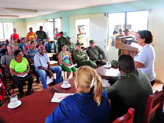 The Army General participated in the meeting during which Lina Pedraza Rodríguez, minister of Finances and Prices, informed the presidents of the eight people’s councils in this municipality on how to implement the sale of construction materials to those whose homes had been affected. Photo: Estudio Revolución
