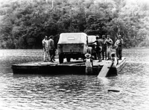 En la cobertura a los daños ocasionados por el huracán Matthew en la parte más oriental del país, nos facilitaron esta foto del Comandante en Jefe sobre una balsa, atravesando el caudaloso río Toa, en 1961