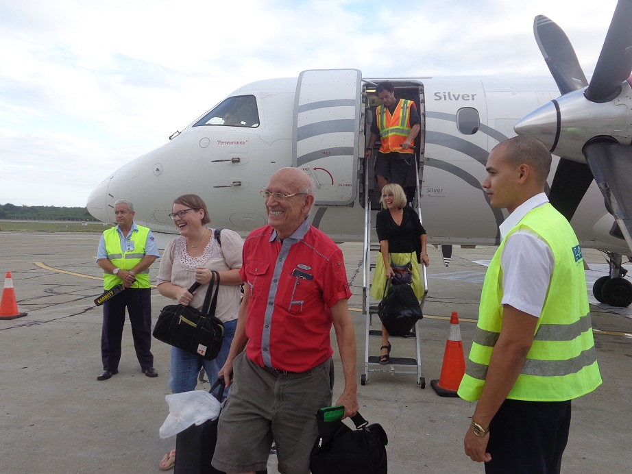 Muchos de los pasajeros ponderaron las facilidades que entrañan los vuelos regulares desde Ford Lauderdale a Santiago de Cuba. Foto: Betty Beatón Ruiz