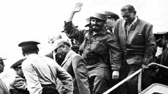Fidel es aclamado por el pueblo, a su llegada a Caracas en enero de 1959.