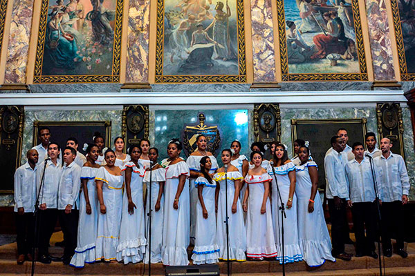 Integrantes de la Academia de Canto Mariana de Gonitch, durante el Gran Concierto de Clausura de la Jornada Patriótica ¨Fidel es Cuba¨.