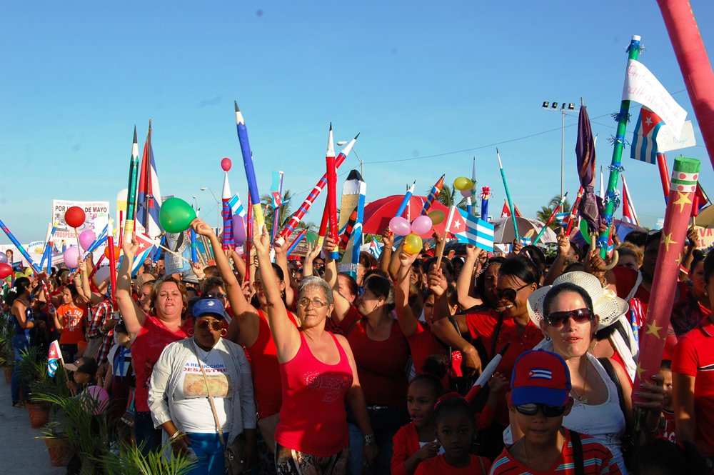 Los desfiles y actos tendrán unidas varias generaciones de cubanos. Foto: Ramón Barreras Ferrán
